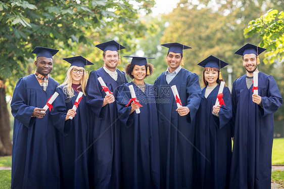 教育,毕业人的群快乐的国际学生迫击炮板学士学位礼服与文凭图片