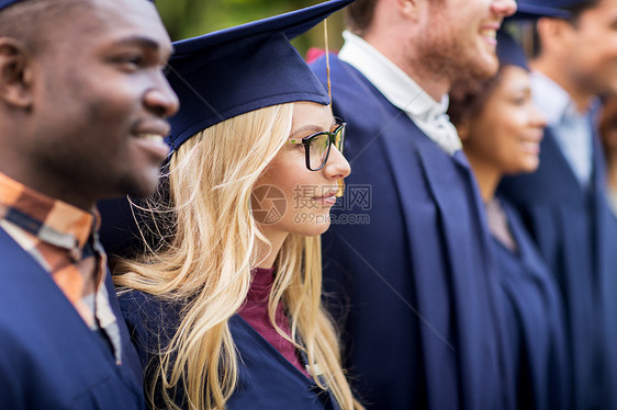 教育,毕业人的群快乐的国际学生砂浆板学士学位礼服户外图片