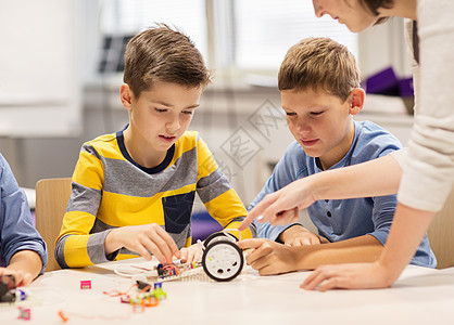 教育,儿童,技术,科学人的快乐的男孩教师建筑机器人学校课程图片