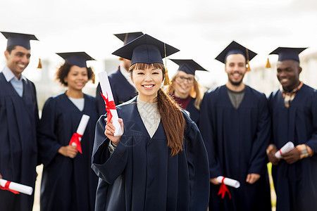 教育,毕业人的群快乐的国际学生迫击炮板学士学位礼服与文凭文凭的迫击炮板上快乐的学生图片