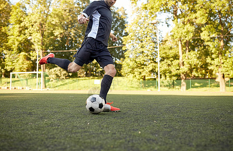 体育,足球训练人足球运动员球场上玩球足球运动员足球场上打球图片