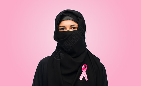 医学,医疗人的微笑的穆斯林女医生戴着头巾白色外套,粉红色的乳腺癌意识丝带穆斯林妇女乳腺癌意识丝带图片