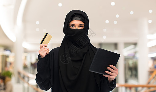 金融,技术,网上购物人的穆斯林妇女头巾与平板电脑电脑信用卡白色背景戴纱的女人平板电脑信用卡图片