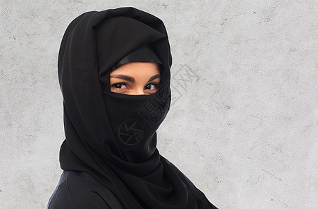 宗教人民的穆斯林妇女头巾上灰色混凝土墙背景穆斯林妇女头巾图片