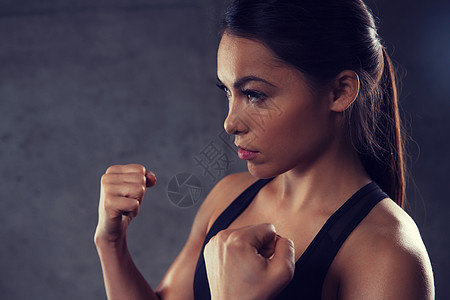 运动,健身,武术人的女人握拳打架健身房女人握着拳头健身房打架背景