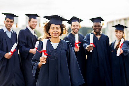 教育,毕业人的群快乐的国际学生迫击炮板学士学位礼服与文凭文凭的迫击炮板上快乐的学生图片