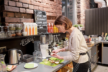 小企业,人服务理念快乐的女人酒吧厨师纯素咖啡馆快乐的女人酒吧招待素食咖啡馆饭图片