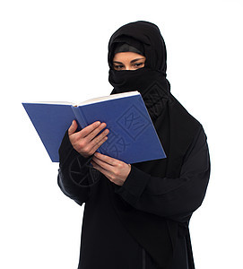 宗教教育人的穆斯林妇女头巾上阅读白色背景的书穆斯林妇女戴着头巾读着白色的书图片