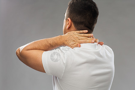 人,医疗保健问题密切的人遭受颈部疼痛的灰色背景靠近患颈部疼痛的人图片