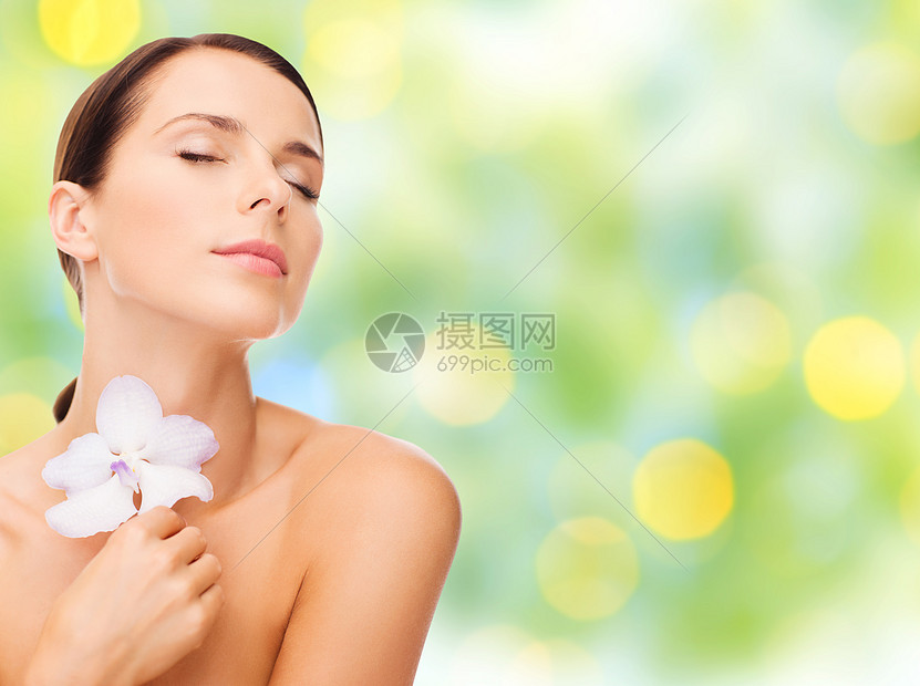 美丽,人,身体保健健康的美丽的轻女人与兰花裸露的肩膀夏季绿灯背景美丽的轻女人带着兰花图片