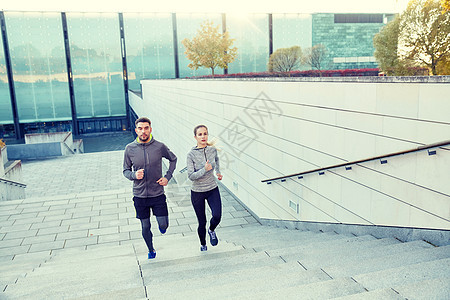 健身,运动,人,锻炼生活方式的幸福的夫妇跑楼上的城市楼梯幸福的夫妇城市楼梯上跑上楼图片