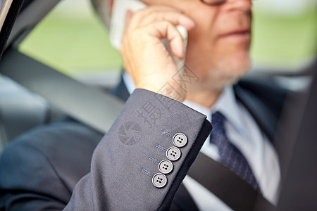 交通,商务旅行,技术人的高级商人打电话给智能手机驾驶汽车后座高级商人打电话给汽车上的智能手机图片