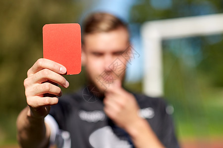 运动,谨慎,游戏人靠近裁判的手与哨子红牌足球场上裁判足球场上着红牌图片