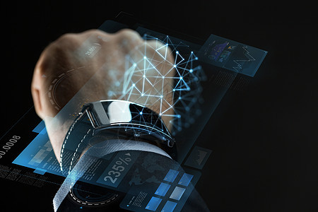 商业,人技术商人的手与智能手表虚拟屏幕投影黑色背景用智能手表商人的手图片