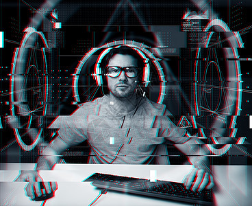 技术,网络,编程人的黑客人耳机眼镜与个人电脑键盘上的虚拟投影故障效应戴着耳机的人电脑虚拟投影图片