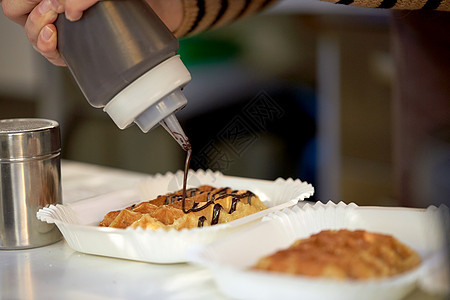食物,烹饪,甜点人们的接近烹饪添加巧克力糖浆华夫饼厨师添加糖浆华夫饼图片