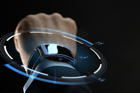 商业,人技术密切的商人手与智能手表虚拟投影黑色背景用智能手表商人的手图片