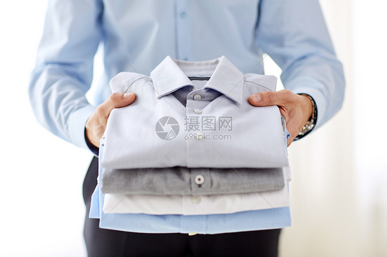商务,服装,正式服装人的密切商人持衬衫持衬衫的商人图片