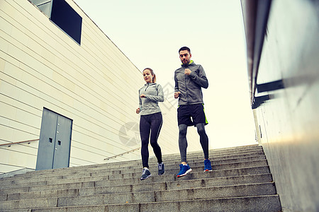 健身,运动,人生活方式的幸福的夫妇跑下楼城市幸福的夫妇城市楼下跑步图片