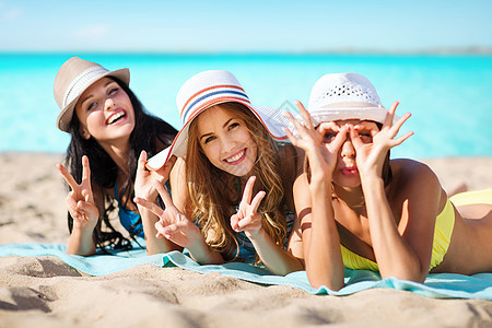 暑假,假期,旅行人们的群微笑的轻女戴着帽子躺异国情调的热带海滩上,背景群戴帽子的快乐女人海滩上晒太阳图片