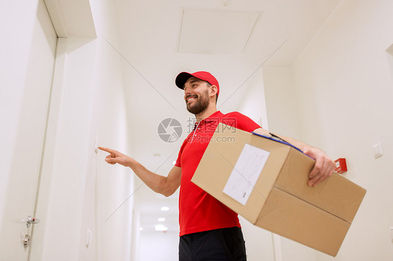 送货,邮件,人装运快乐的人穿着红色制服,包裹箱走廊按门铃送货员按门铃图片
