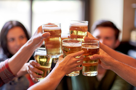 人,休闲,友谊庆祝的快乐的朋友酒吧酒吧喝生啤酒碰杯快乐的朋友酒吧酒吧喝啤酒背景图片