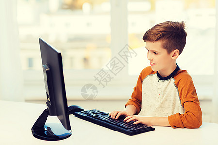 休闲,儿童,教育,技术人的微笑男孩与电脑家微笑的男孩家里用电脑图片