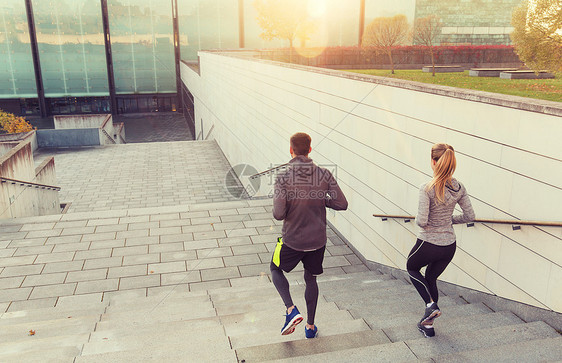 健身,运动,人,锻炼生活方式的夫妇跑楼下的城市楼梯夫妇城市楼梯上跑下楼图片