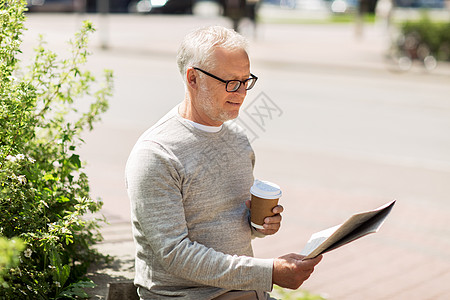 大众媒体,新闻人的老人阅读报纸喝咖啡城市老人读报纸喝咖啡图片