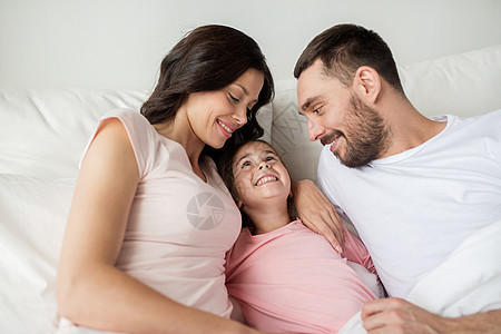 人,家庭早晨的快乐的孩子父母家里睡觉家睡觉的幸福家庭图片