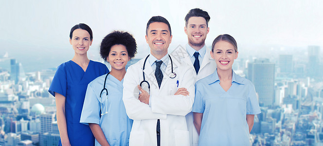医院职业人医学理念城市背景下的快乐医生群体群蓝色背景的快乐医生图片