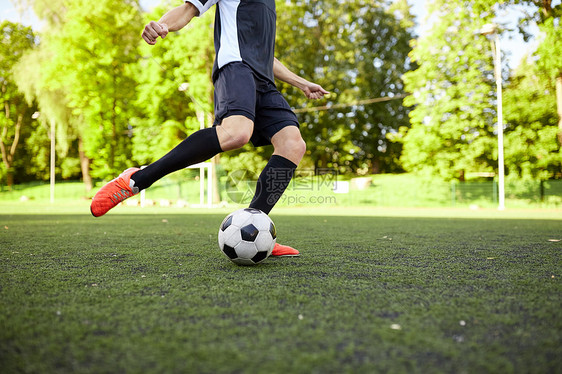 体育,足球人的足球运动员球场上玩球足球运动员球场上打球图片