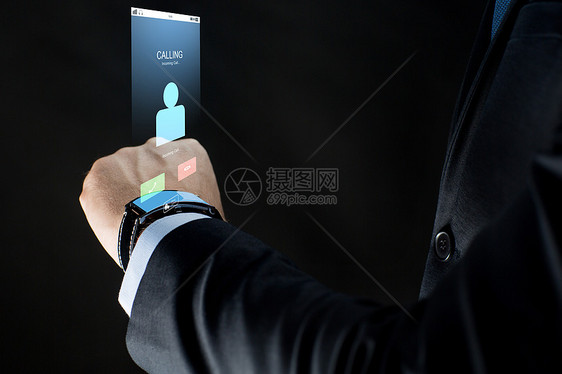 商业,人,通信技术密切的商人手与智能手表来电虚拟投影黑色背景用智能手表商人的手图片