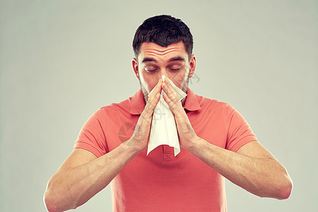 人,医疗,鼻炎,感冒过敏病人用纸巾鼻子灰色背景用纸巾鼻子的病人图片