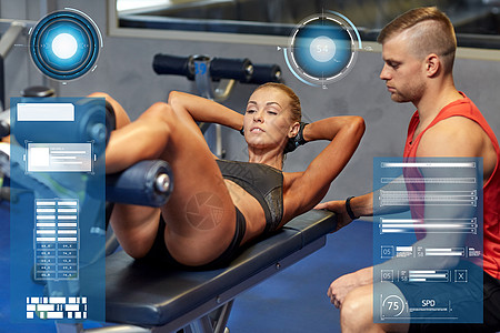 健身,运动,训练人的妇女与私人教练健身房仰卧坐的虚拟图表私人教练的女人健身房仰卧坐图片