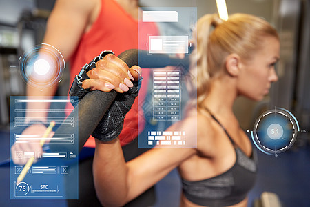 运动,健身,队合作人的轻妇女私人教练线健身房机器上弯曲肌肉虚拟图表男人女人健身房机器上弯曲肌肉图片