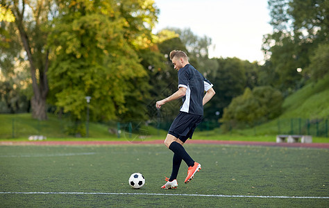 体育,足球训练人足球运动员球场上玩球足球运动员足球场上打球图片