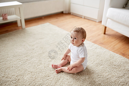 童,童人的快乐的小男孩女孩坐家里的地板上快乐的男孩女孩坐家里的地板上图片
