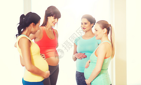 怀孕,运动,健身,人健康的生活方式群快乐的孕妇健身房聊天群快乐的孕妇健身房聊天图片