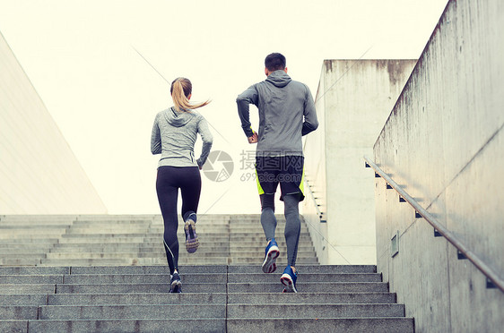 健身,运动,人,锻炼生活方式的夫妇跑楼上的城市楼梯夫妇城市楼梯上跑上楼图片