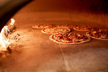 食物,意大利厨房烹饪比萨饼烘焙比萨饼店的烤箱比萨饼比萨饼店的烤箱里烤图片
