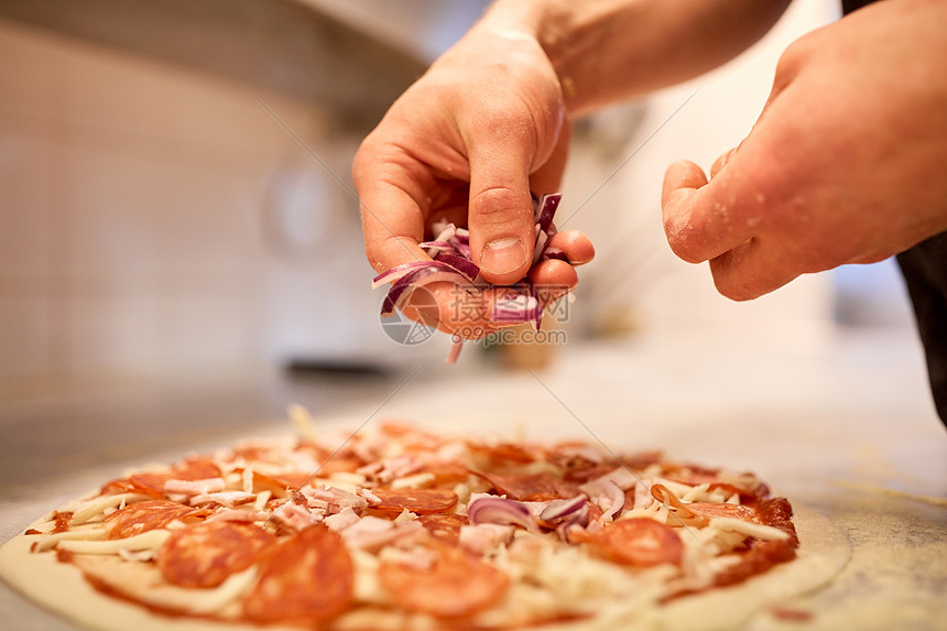 食物,烹饪,意大利菜,人烹饪厨师的手添加红洋葱意大利腊肠比萨饼比萨饼店比萨饼店煮加洋葱的意大利腊肠披萨图片
