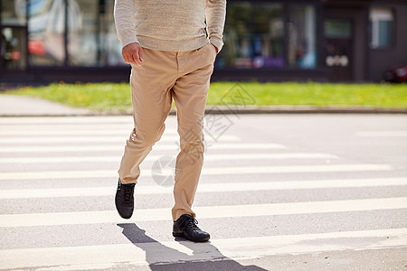休闲人的老人走夏季城市人行横道老人沿着城市人行横道行走图片