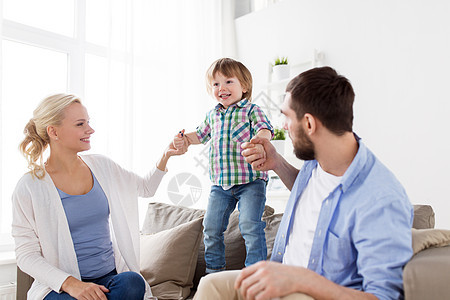 家庭,收养人的快乐的孩子与父母家里玩得开心快乐的家庭家里玩得开心图片