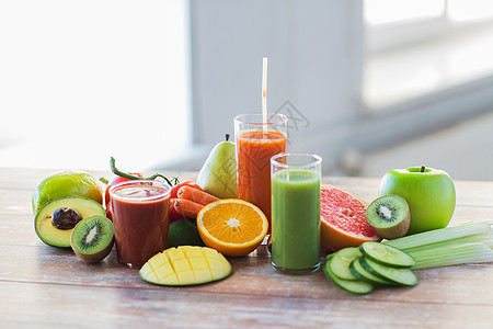 健康饮食,饮料,饮食排眼镜与同的水果蔬菜汁食物桌子上同水果蔬菜汁的眼镜图片