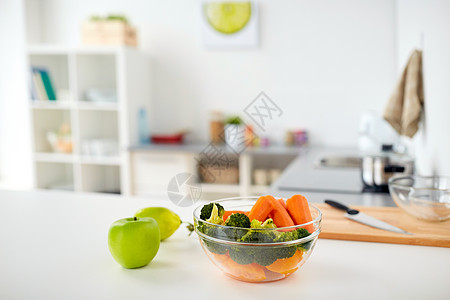 健康的饮食,烹饪食物蔬菜水果厨房的桌子家里家里厨房桌子上食物的碗图片