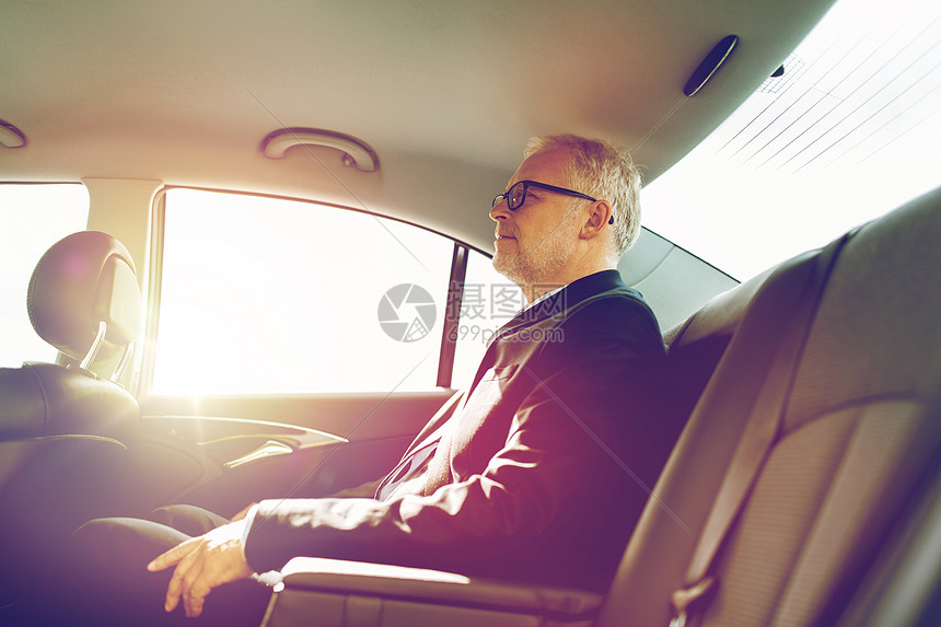 运输,商务旅行,安全人的高级商人驾驶汽车后座高级商人驾驶汽车后座图片
