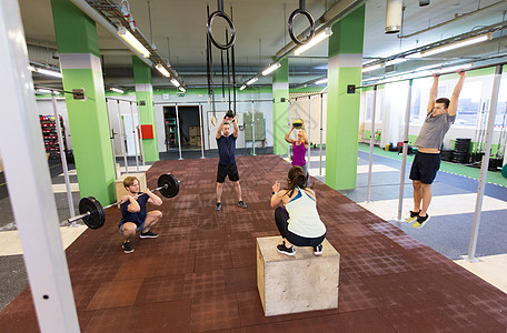健身,运动锻炼的群人健身房用同的设备训练群人健身房锻炼图片