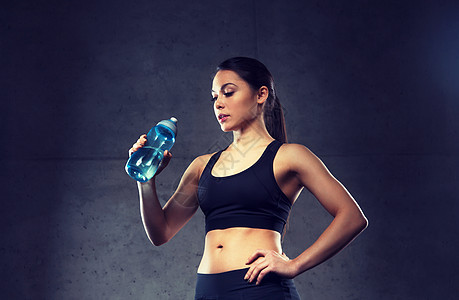 健身,运动,训练,饮料生活方式的妇女瓶健身房喝水女人健身房瓶子里喝水图片