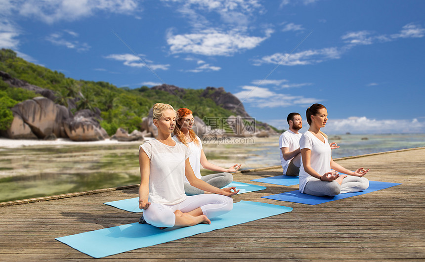 健身,运动,瑜伽健康的生活方式群人异国情调的热带海滩背景下冥想莲花姿势人们户外冥想瑜伽莲花姿势图片